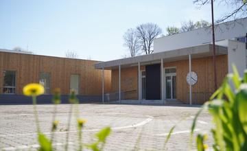 Obnovenú budovu školy v Bytčici skolaudujú v júli. Prinesie úsporu energií aj nové miesta v škôlke
