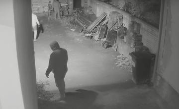 Tri maskované osoby sa na Radlinského ulici v Žiline pokúšali kradnúť. Detailne ich zachytila kamera