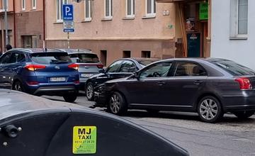 V centre Žiliny sa zrazili dve vozidlá, jedno odviezla odťahová služba