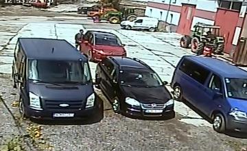 VIDEO: Vstúpil do areálu družstva na Orave a ukradol peňaženku zo zaparkovaného auta. Zlodeja hľadá HAKA