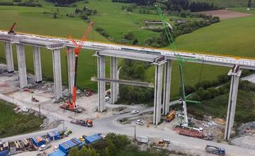 VIDEO: Výstavba úseku diaľnice D1 Lietavská Lúčka - Višňové napreduje, pokladajú mostné nosníky