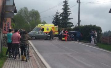 V Oravskej obci sa čelne zrazili dve autá, zranenú posádku odváža sanitka