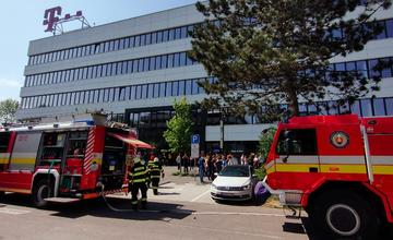Hasiči evakuujú ľudí z novej administratívnej budovy na Poštovej 1, dôvodom je požiarne cvičenie