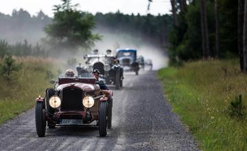 FOTO: Na Donovaly mieria preteky veteránov, v obci zaparkuje 76 vozidiel ako Jaguar E-type či Tatra 87