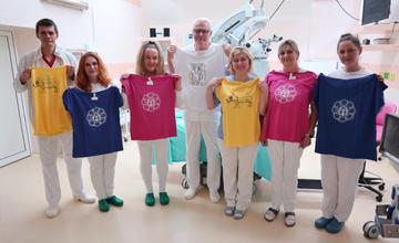 Žilinskí lekári zachránili zrak umelkyni, kvôli operácii prišli do nemocnice v noci v pyžamách