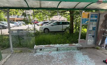 Zastávku MHD pri žilinskej nemocnici nerozbili vandali, ale kamenná kocka. Vystrelila spod kolies autobusu