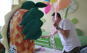 Hospitalizované deti v žilinskej nemocnici prekvapil na Deň detí rozprávkový drak