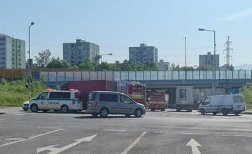 Na Rajeckej ceste v Žiline sa zrazili dve vozidlá, v okolí križovatky sa tvoria menšie kolóny