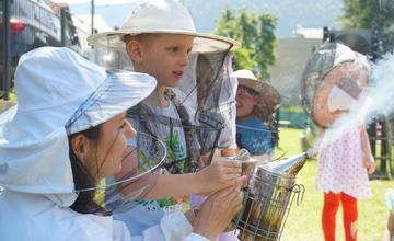 FOTO: Škôlkari z Višňového cez sieťku včelárskeho klobúka nazreli hlbšie do sveta hmyzu