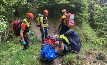 FOTO: Z Tiesňav pri Terchovej tragicky spadol horolezec, odviezla ho pohrebná služba