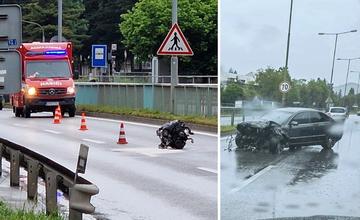 FOTO: Motor z vozidla, ktoré havarovalo na Rajeckej ceste, ostal sto metrov od miesta nárazu