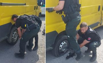 Žilinskí policajti pomohli chorvátskemu vodičovi na ceste pod Strečnom vymeniť koleso na dodávke