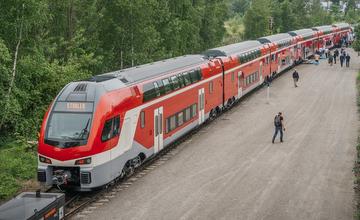 FOTO: Medzi Žilinou a Bratislavou bude premávať nový poschodový vlak za viac než 19 miliónov eur