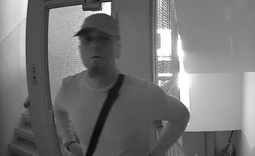 Svedectvo neznámeho muža môže prispieť k objasneniu krádeže v Čadci. Poznáte jeho tvár?