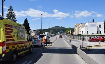 Po zrážke s autom na ceste prvej triedy v Žiline previezli 70-ročného cyklistu do nemocnice