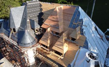 FOTO: Strecha Kuneradského zámku bude dokončená na jeseň. Pribudne na nej aj komínové zátišie