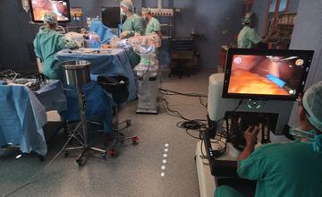 FOTO: V ružomberskej fakultnej nemocnici chirurgom pomáha tento robotický systém