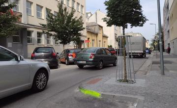 FOTO: Na Štefánikovej ulici ubudne 19 parkovacích miest. Redukcia sa podľa mesta rezidentov nedotkne
