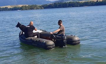 Našli telo rybára z prevráteného člnu na Liptovskej Mare. Po druhom naďalej pátrajú