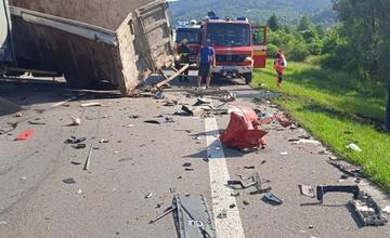 Na Kysuciach došlo k vážnej nehode nákladných vozidiel, premávka je obmedzená
