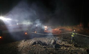 FOTO: Na Kysuciach v noci horel les, hasiči prekonávali náročný terén na štvorkolkách