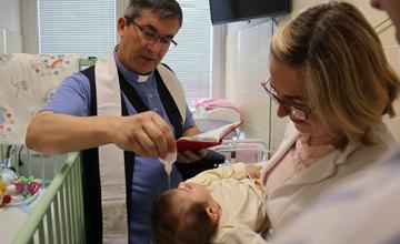 FOTO: Chorý 10-mesačný chlapček bol pokrstený priamo na oddelení žilinskej nemocnice
