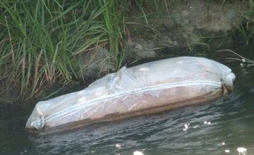 Riekou v Martine plávalo vrece s neznámym obsahom. Privolaná polícia ho tam už nenašla