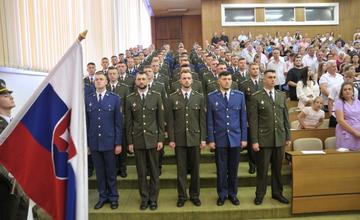 Na akadémii ozbrojených síl v Liptovskom Mikuláši si prevzalo vysokoškolský diplom 68 nových poručíkov