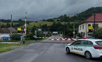 Na hlavnom ťahu cez Oravu nefunguje železničné priecestie, polícia odkláňa dopravu