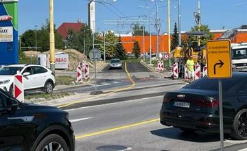 Zákaz prejazdu po novovybudovanej ceste na Vlčincoch má zabraňovať zahlteniu Obchodnej ulice