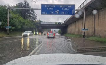 FOTO: Žilinské cesty zaplavila voda, hlavné ťahy blokujú aj ďalšie prekážky