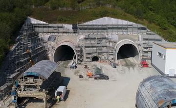 VIDEO: Pozrite sa, ako za dva roky pokročila výstavba tunela Višňové a diaľnice D1