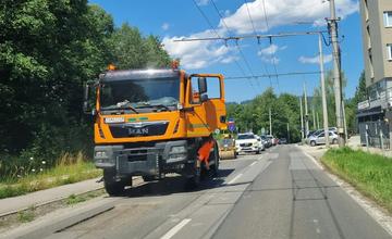 Cestu medzi Solinkami a Vlčincami opravujú. Premávka je vedená striedavo v jednom pruhu