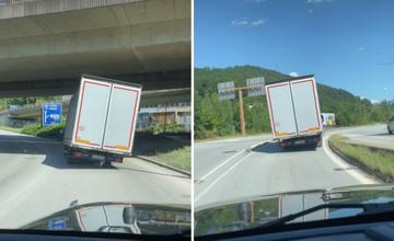 VIDEO: Nákladiak na žilinských cestách rozrušil vodičov. V zákrutách sa nebezpečne nakláňal