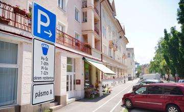 V Žiline pokračuje výmena značenia v súvislosti s parkovaním, aktuálne betónujú stĺpiky na Hlinách