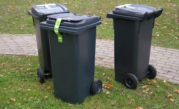 V obci pri Žiline menia systém vyvážania odpadu. Vyzdvihli ste si už nálepku na označenie smetných nádob?