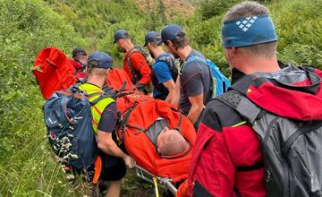 Českého turistu znieslo spod Sedla Sinej osem horských záchranárov. Pri zostupe si poranil členok