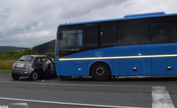 Na križovatke na Orave sa zrazilo auto s autobusom, tri ženy boli prevezené do nemocnice