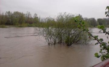 Trvalý dážď zvyšuje vodné toky na Orave, meteorológovia vydali výstrahu pred povodňami