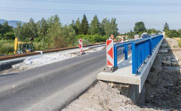 Na moste v Krasňanoch budú nasledujúce dva dni pokladať asfalt. Plne prejazdný bude od augusta