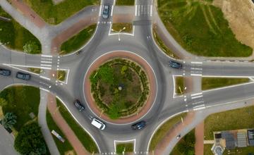 Mnohí vodiči v Žiline nepoužívajú na kruhových objazdoch smerovky, zhoršujú tým plynulosť premávky