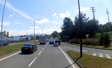VIDEO: Vodič predbiehal kolónu na Košickej ulici cez pripájací pruh. Došlo k porušeniu zákona?