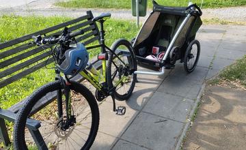 Rodine zo Žiliny niekto počas noci ukradol cyklovozík pre dvojičky, o pomoc žiadajú aj verejnosť