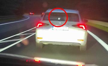 VIDEO: Vodič na ceste pod Strečnom prechádzal do protismeru, spoza volantu mu svietil mobil