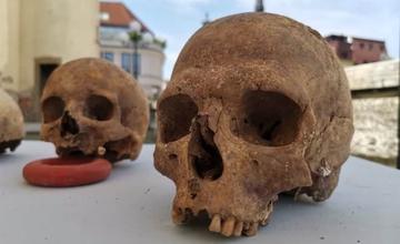 FOTO: Ľudské kostrové pozostatky spod žilinskej katedrály boli uložené na miesto posledného odpočinku