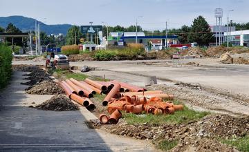 FOTO: Výstavba turbo-okružnej križovatky na Vlčincoch napreduje, dopravné obmedzenia ostávajú