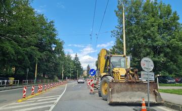 FOTO: Zastávku MHD pri žilinskej nemocnici rekonštruujú, spoje zastavujú na novom mieste
