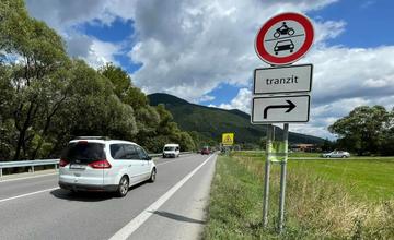 FOTO: Kolónu na I/18 už cez Černovú neobehnete. Pri ceste osadili zákazové značky pre tranzit