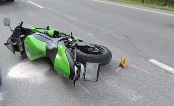 Dopravná nehoda na Kysuciach skončila tragicky. Mladý motorkár po náraze do zvodidiel zraneniam podľahol