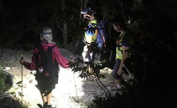 Nemali svetlo a zablúdili v tme. Horskí záchranári pomáhali trom turistkám